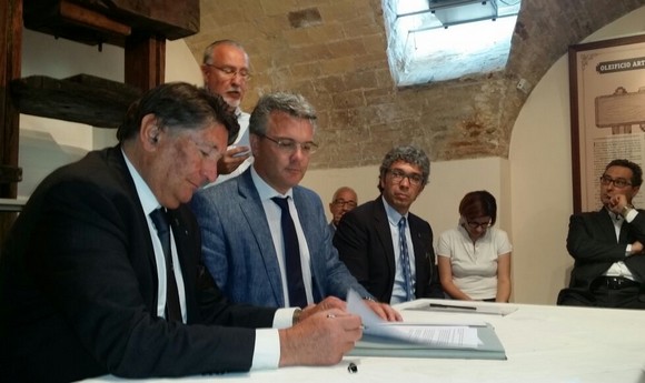 Il Presidente di ANCO Enrico Lupi con lAssessore regionale Dino Pepe e il coordinatore regionale Stefano Di Giulio580