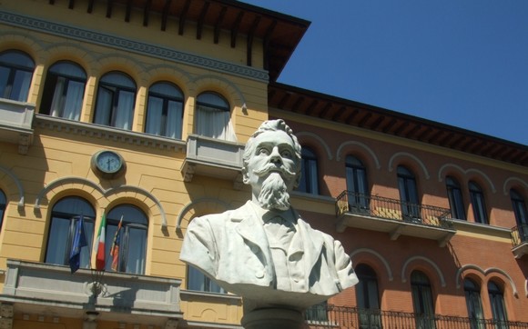 Istituto Cerletti di Conegliano - Facciata con busto Antonio Carpenè580