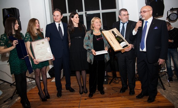 Matteo e Camilla Lunelli insieme a Claudio Sadler premiano Agnese e Dionigi Spreafico580