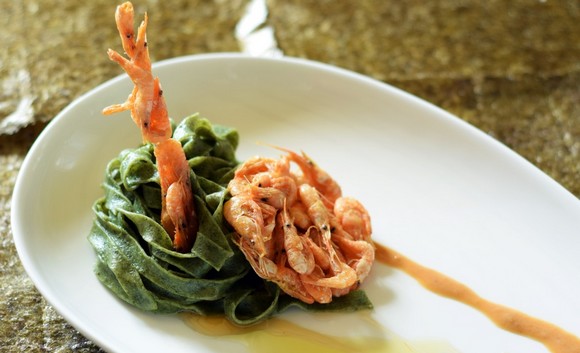 Ristorante dolada Tagliatelle di pasta di alghe e cracker di schie580