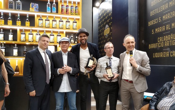 Da sinistra Nuccio Caffo Luca Sardella i vincitori Frank Sleimaker Sosa e Claudio Gambetta e Loris Zanelli580