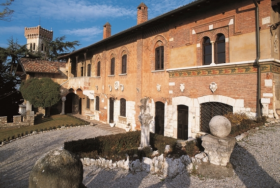 2 La facciata dai giardini interni della Casa del Podestà 570