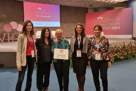 Da sinistra Laura Donadoni Stevie Kim Donatella Cinelli Colombini Elena Casprini Valentina Ellero itin 570