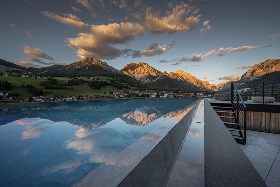 Excelsior Dolomites Life Resort - Infinity pool 570