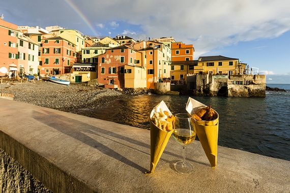Genova cartoccio di fritto a Boccadasse - Foto Matteo Carassale 6 copia 570