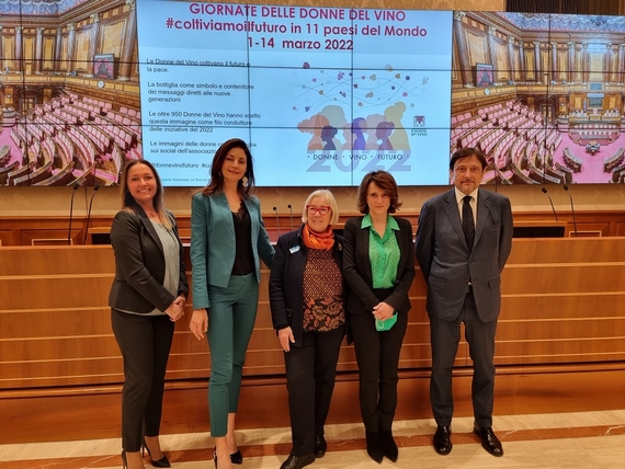 Donne del Vino  da sn Laura Donadoni Manuela Zennaro Donatella Cinelli Colombini la ministra Elena Bonetti il senatore Dario Stefàno itin 22 570