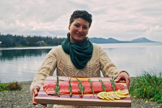 donna con filetto di salmone selvaggio dellAlaska itin 22 570