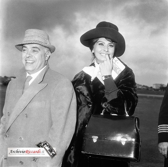 sophia loren - 1960 - in partenza per madrid - con carlo ponti -  069 23 570