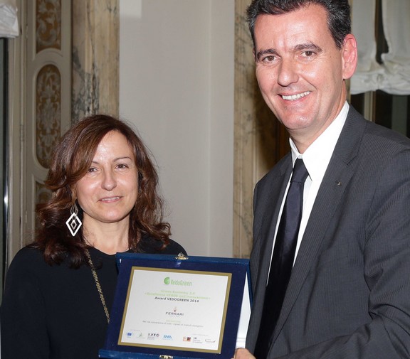 Anna Lambiase socio fondatore e Amministratore Delegato di VedoGreen premia Marcello Lunelli Vicepresidente Cantine Ferrari580