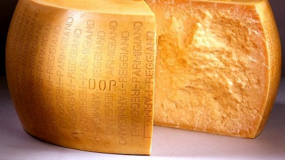 forma-intera-parmigiano-reggiano-grande580