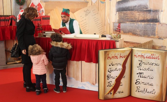 Larchivio dei buoni e dei cattivi santa claus village napoli580