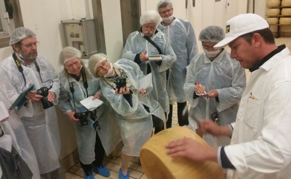 PARMIGIANO REGGIANO-EXPO-GIORNALISTI IN CASEIFICIO580