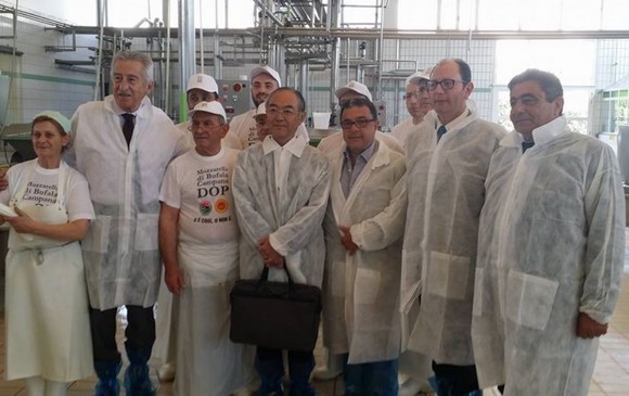 visita Vice Min Giapone in caseificio mozzarella bufala campana dop580