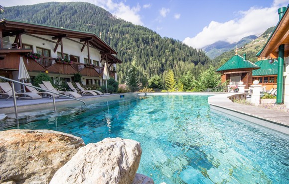 Alpin-Wellness-Hotel-Kristiania-Piscina-esterna580