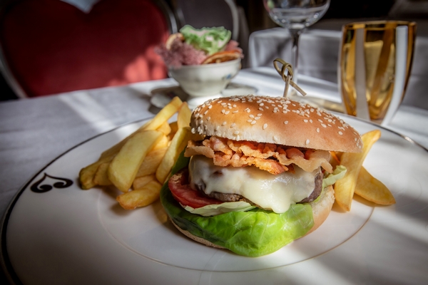 Chateau Monfort Sunday Brunch hamburger 600