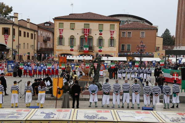 Panoramica della Piazza 600
