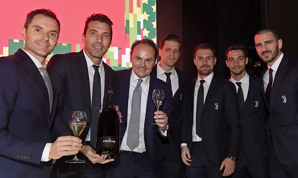 Alessandro e Matteo Lunelli con alcuni membri della squadra 570