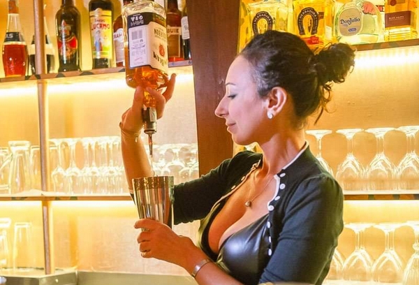 Valeria Bassetti drink selfie 600