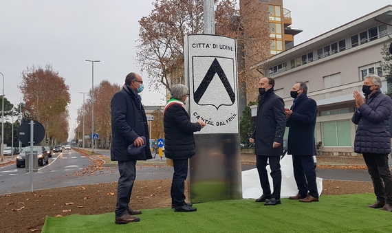 il mosaico al momento della presentazione 2 570