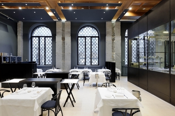 ristorante vuoto 580