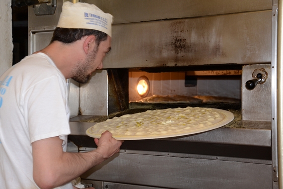 CONSORZIO-FOCACCIA-DI-RECCO- focaccia infornata 570