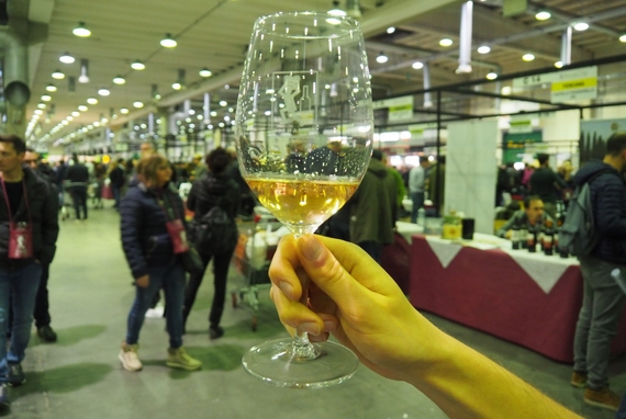 Fivi-mercato-vini-Piacenza-bicchiere-primo-piano-scaled 570