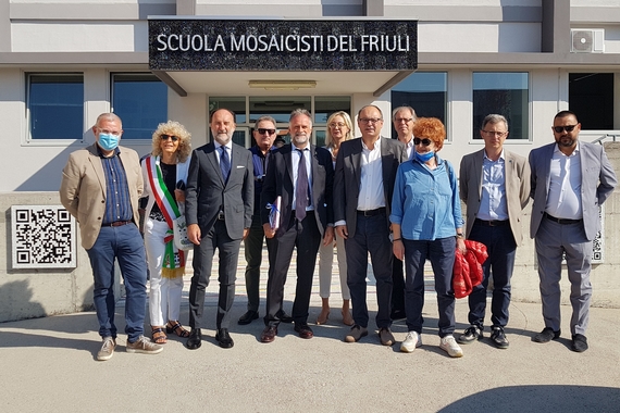 Foto dei presenti allingresso della Scuola 570