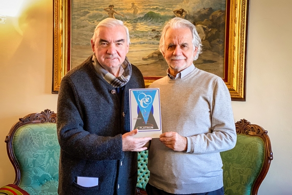 Giuseppe Casagrande consegna la clessidra di platino a Paolo Endrici 570