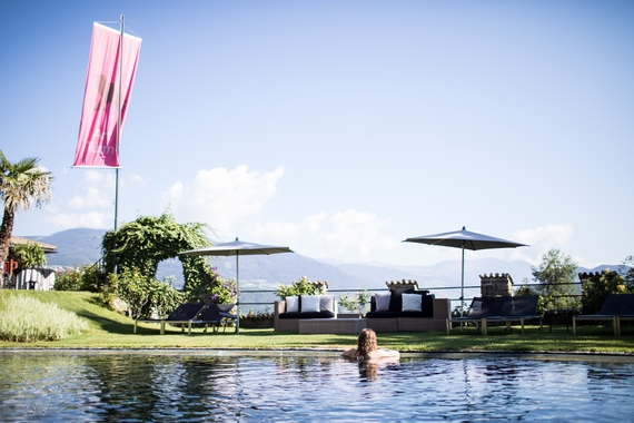 Romantik Hotel Turm - Pool area 3 570
