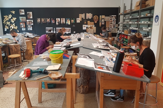 Allievi nel laboratorio di mosaico nel giugno 2020 570