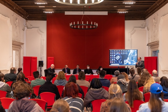 avvio del convegno e pubblico in sala 570