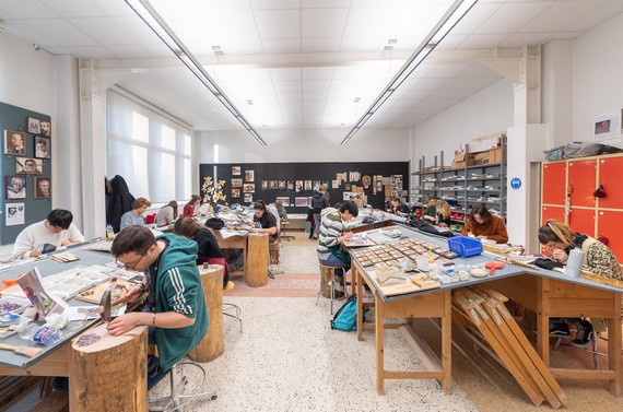 Allievi in laboratorio di mosaico 570
